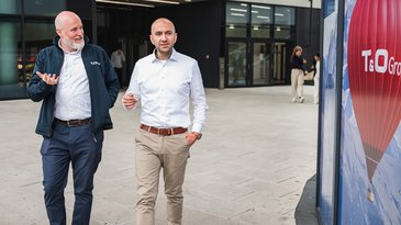 Team T&O 2 Berater vor Büro Wien